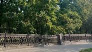 «Выглядит неопрятно»: ограждение Театрального сквера восстановят до конца сезона в Новосибирске