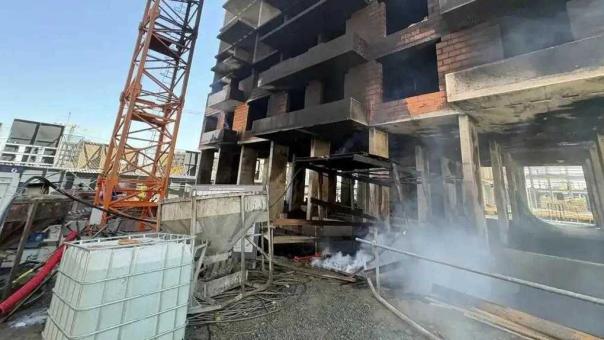 Пострадавших в страшном пожаре на стройке эвакуируют из Омска спецбортом