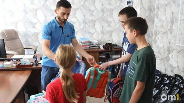 В Омской области первоклассникам к 1 сентября вручили школьные портфели