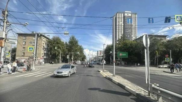 На Красном проспекте: в центре Новосибирска мотоциклист столкнулся с ВАЗом
