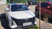 Бросила машину на «зебре»: в Омске автоинспекторы эвакуировали авто с улицы Волочаевской
