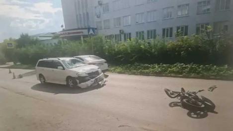В Омске 17-летний мотоциклист устроил ДТП с двумя иномарками