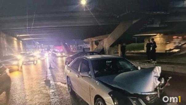 В Омске под виадуком у Телецентра столкнулись две Toyota: пострадали двое детей