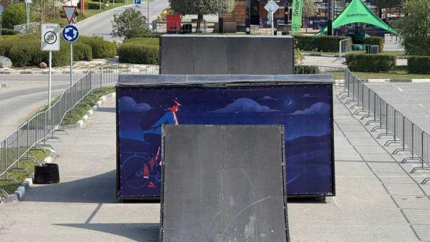 У ТЦ «МЕГА» в Омске за ночь построили фристайл-парк