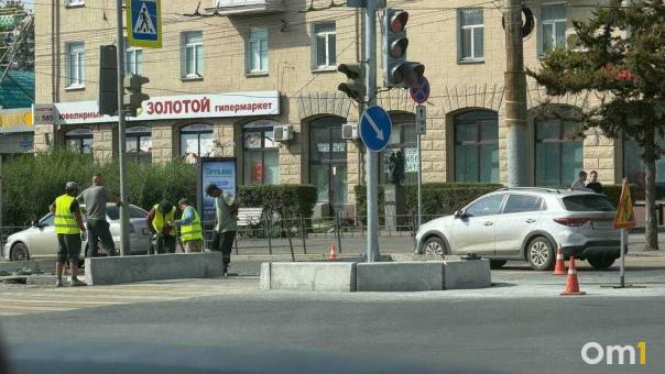 На Ленинградской площади в Омске начали увеличивать бордюр на островке безопасности