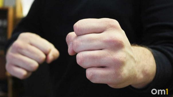 Мужчина напал на женщину в Октябрьском районе Новосибирска: брызнул перцовкой и избил