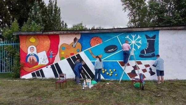 В Большеречье Омской области появился мурал, нарисованный школьниками
