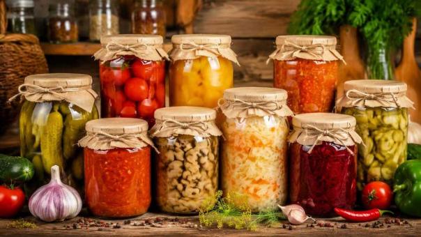 Домашние закрутки опаснее, чем кажутся: как не отравиться?