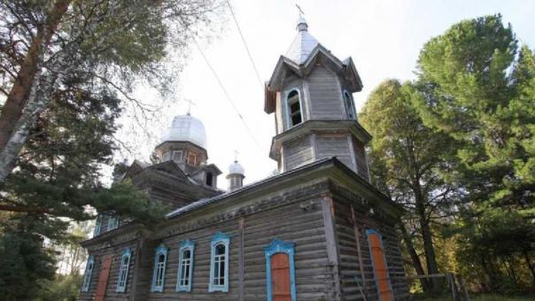 В омской тайге спасают уникальный деревянный храм