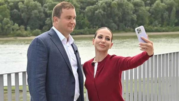 Юлия Барановская снимает выпуск программы с Виталием Хоценко в Омске