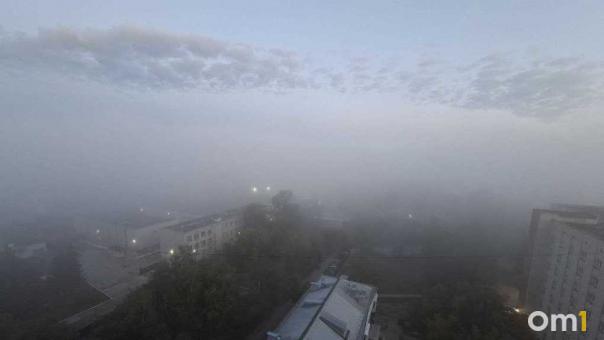 Новосибирск утром 26 августа накрыл густой туман — видимость на дорогах ухудшилась