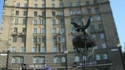 «Счастье строится» заново: скульптуру с аистами отремонтируют за 1,3 млн рублей в центре Новосибирска