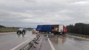 Грузовик врезался в ограждение на трассе под Новосибирском: есть погибший