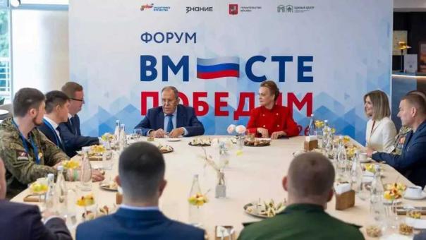 Ветеран СВО из Омска встретился с Сергеем Лавровым и Анной Цивилевой
