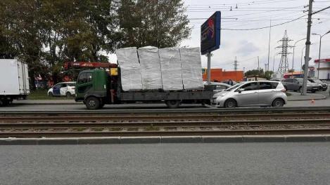 Легковушка столкнулась с грузовиком в Новосибирске: в салоне была маленькая девочка