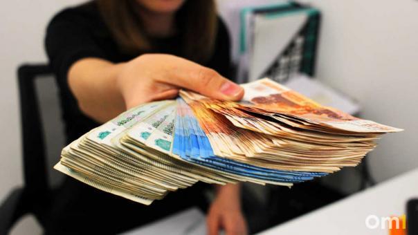 Омичам назвали даты перечисления пенсий и детских пособий в сентябре