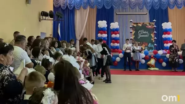 В омской школе №127 прозвенел первый звонок: как прошла линейка