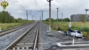 В Омской области легковушка столкнулась с грузовым поездом на переезде