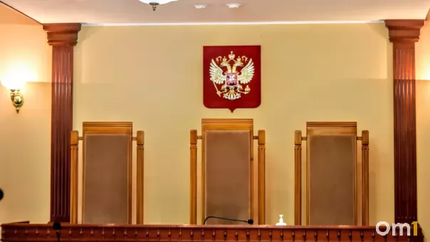 Суд взыскал похищенные у омички деньги с владельца счёта, куда их перевели мошенники