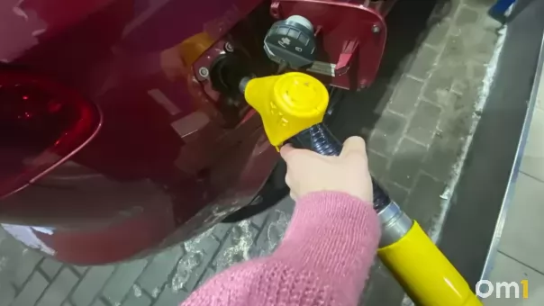 Топливо исчезает на глазах: ситуация на заправках Новосибирска 3 сентября