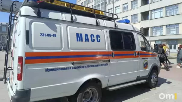 В Новосибирске спасатели вскрыли квартиру, где пьяная женщина удерживала 4-летнюю девочку