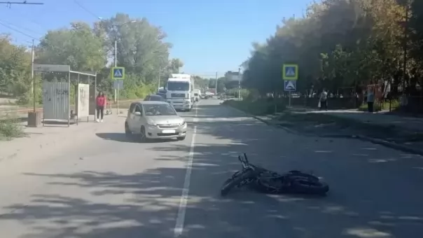 Подросток на питбайке врезался в легковушку в Новосибирске