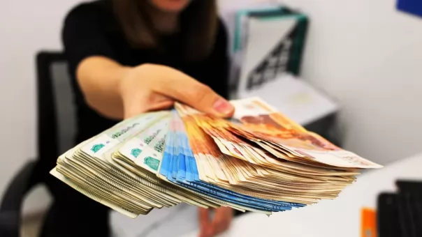 Зарплаты взлетели — работодатели Новосибирской области начали охоту на электриков