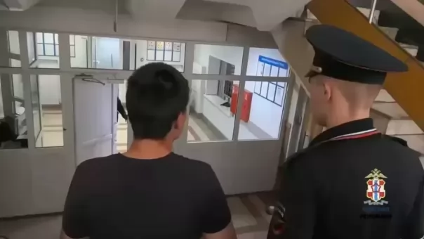 Бил по голове: в Омске задержали 24-летнего парня, напавшего на двух женщин