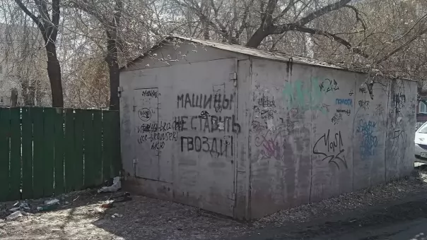 Возле косого дома в Омске хотят построить кривой гараж