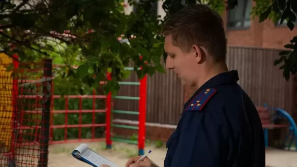 Часть детского городка упала на мальчика в Новосибирске