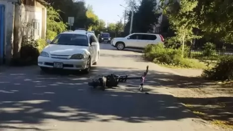 В Омске машина сбила самокат сразу с двумя детьми