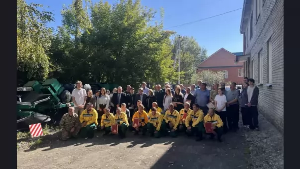Помогали тушить пожары в Томской области: новосибирских десантников-пожарных наградили