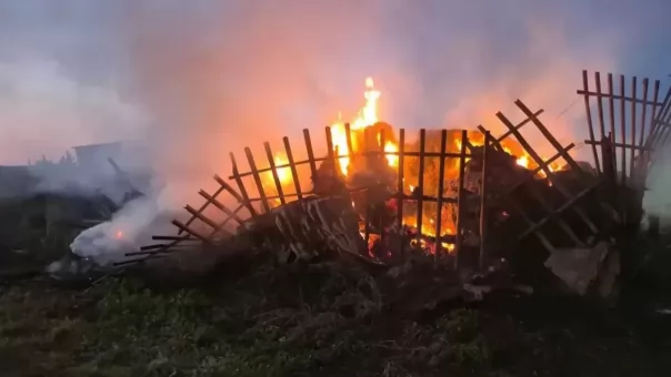 Житель Омской области спалил соседский сарай с сеном после ссоры из-за спиртного