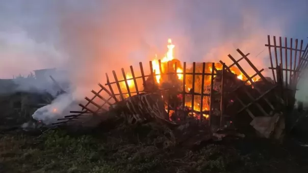 В Черлакском районе мужчина поджёг сарай после конфликта с соседкой