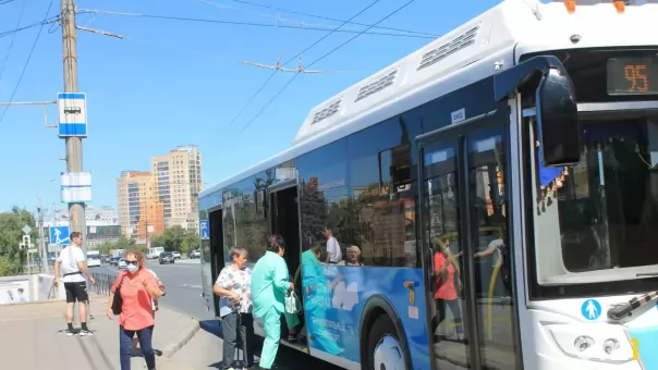 Омич накричал на школьниц в автобусе и снялся с выборов