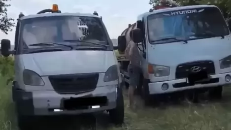 Омичи незаконно сливали жидкие отходы прямо на поле