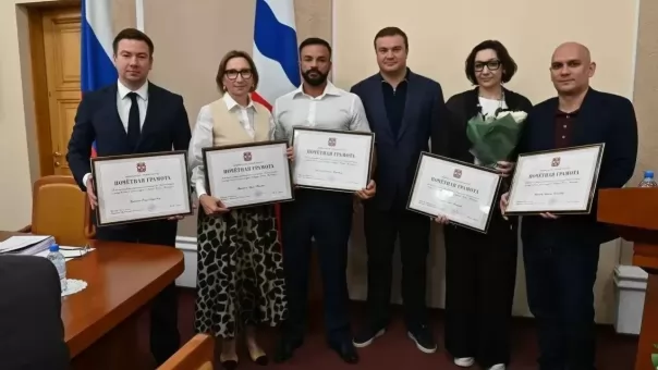 Хоценко вручил награды омичам-победителям конкурса «Лидеры России. Команда»