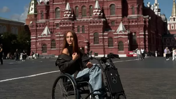 Потеряла возможность ходить, но теперь танцует и воспитывает дочь: история сибирячки