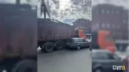 Легковушку прижало к грузовику: ДТП произошло у «Студенческой»