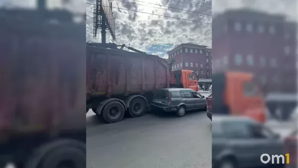 Легковушку прижало к грузовику: ДТП произошло у «Студенческой»