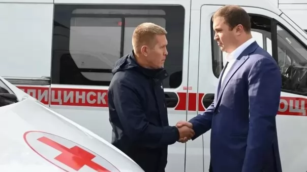 Омским больницам раздали 12 новых машин скорой помощи