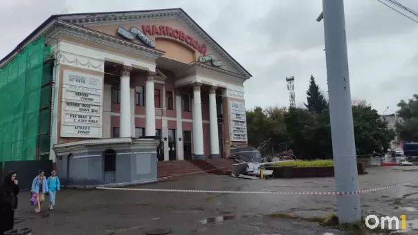 У кинотеатра «Маяковский» начали сносить пристройки