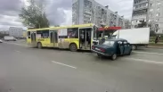 Неудачный разворот закончился больницей: ВАЗ столкнулся с автобусом в Новосибирске