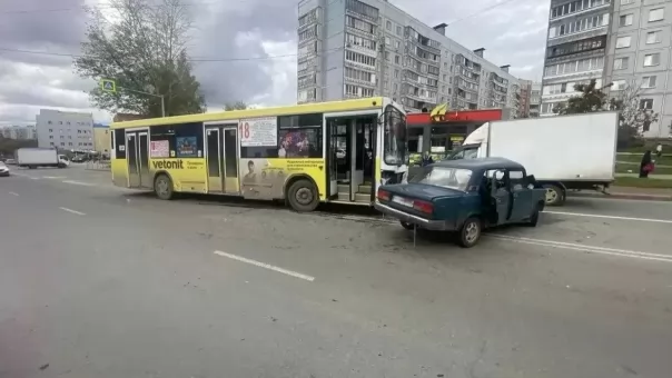 Неудачный разворот закончился больницей: ВАЗ столкнулся с автобусом в Новосибирске