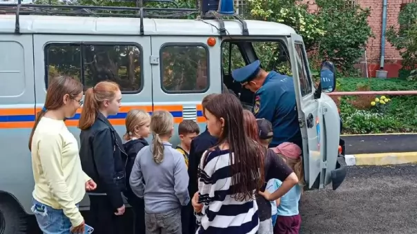 В Омске пожарные спасли мальчика, который полез на дерево за котом