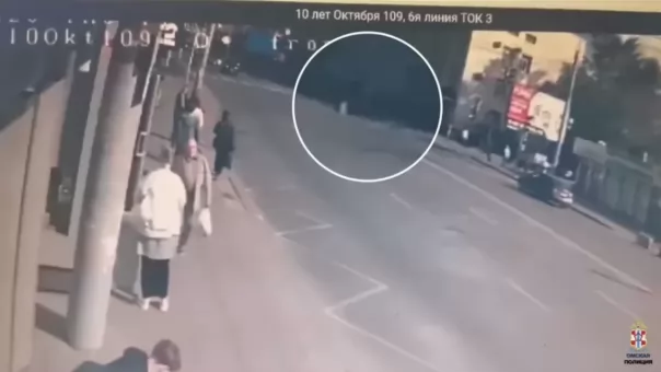В Центральном округе Омска скутер сбил пешехода на переходе