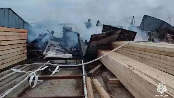 Огонь угрожал соседним ангарам: появились подробности пожара под Новосибирском