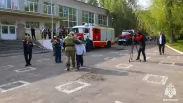 Омские школьники аплодировали спасателям после эвакуации