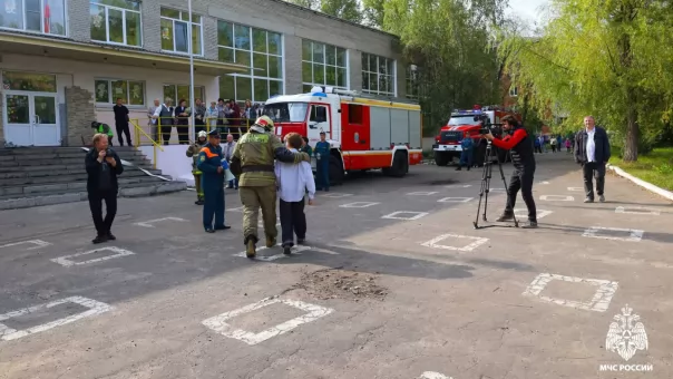 Омские школьники аплодировали спасателям после эвакуации