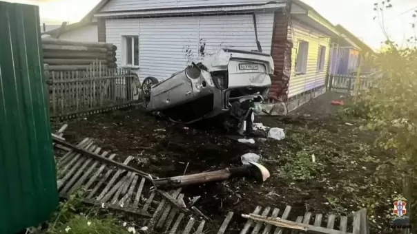 Подросток на авто врезался в жилой дом в Омской области